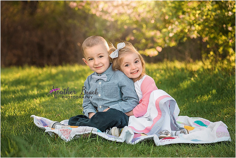 Sun Prairie child photographer, Sun Prairie baby photographer, twins, Sun Prairie portrait photographer, extended family, outdoor family pictures, outdoor photos, quilt