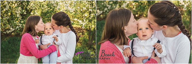Sun Prairie family photographer, Sun Prairie baby photographer, Sun Prairie child photographer, Sun Prairie portrait photographer, extended family, outdoor family pictures, siblings, kisses