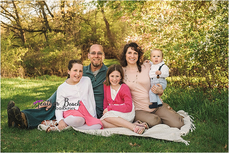 Sun Prairie family photographer, Sun Prairie baby photographer, Sun Prairie child photographer, Sun Prairie portrait photographer, extended family, outdoor family pictures, family of 5, baby, kids
