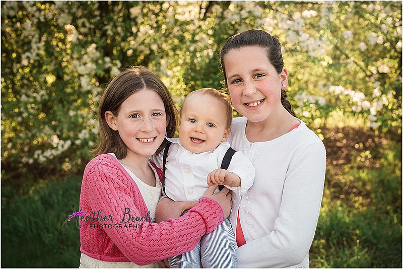 Sun Prairie family photographer, Sun Prairie baby photographer, Sun Prairie child photographer, Sun Prairie portrait photographer, extended family, outdoor family pictures, siblings, kisses