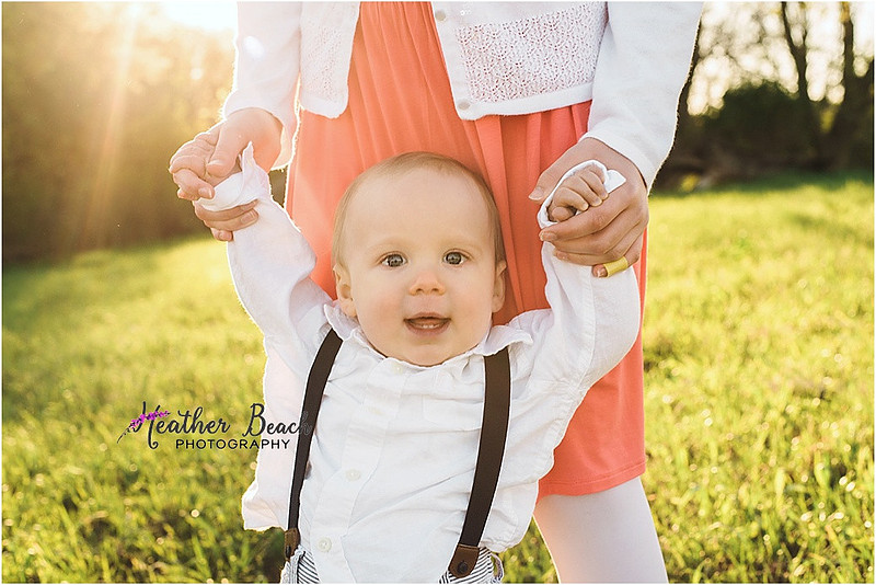 Sun Prairie family photographer, Sun Prairie baby photographer, Sun Prairie child photographer, Sun Prairie portrait photographer, extended family, outdoor family pictures, siblings, kisses